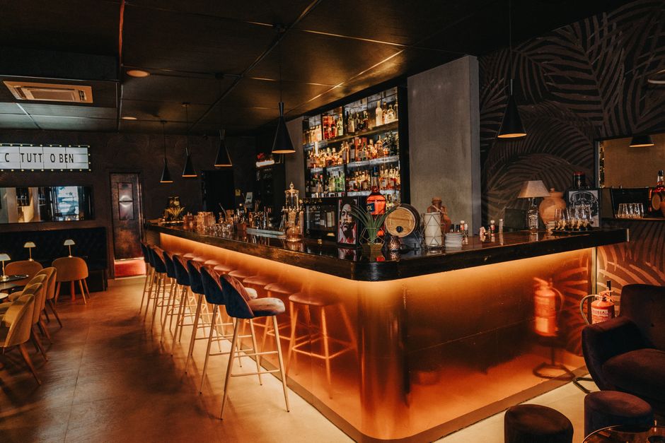 Bar lounge