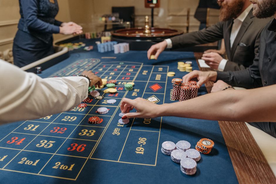 Casino gaming table